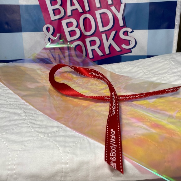 BBW Frosted Cranberry Bear Bath & Body Works White Barn 3 Wick Candle 14.5 oz - Picture 9 of 9